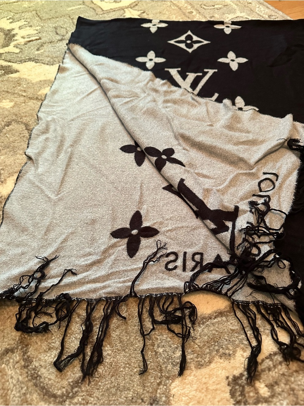 Louis Vuitton Black Scarf with white Accent - Picture 4 of 7